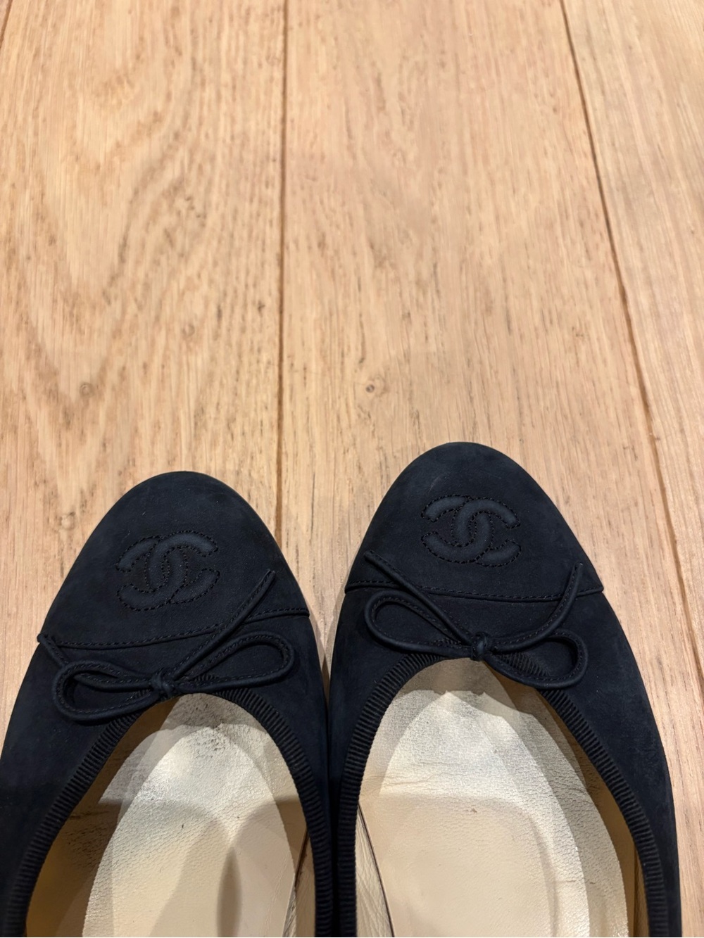 CHANEL Black Suede CC Logo Cap toe Ballet Flats with Bow - Picture 4 of 8